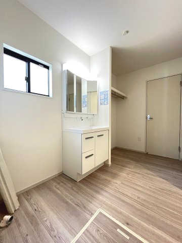 【洗面所】 | 糟屋郡篠栗町中央6丁目2期　1号棟（全3棟）【仲介手数料無料・0円】 | 施工例。施工例は完成時と異なる場合があります。