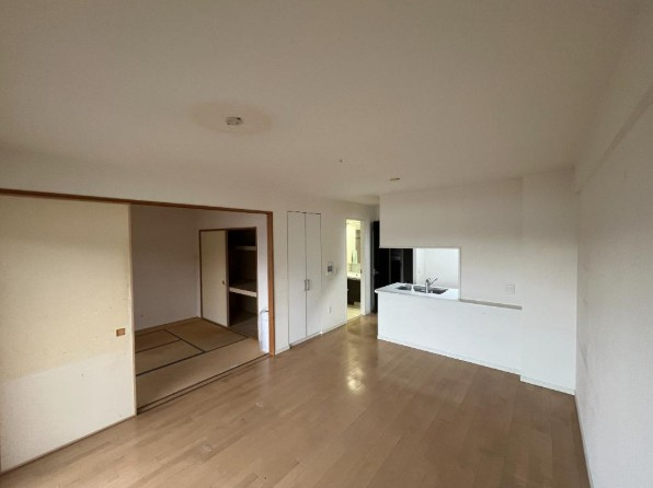 パークオアシスの居間・リビング|LDK14.7帖　対面キッチン
■物件内覧・資金計画相談・住宅ローン相談、リフォーム相談、お問合せ受付中■
※当日・翌日のご内覧、ご相談はお電話でのお問合せがスムーズです！