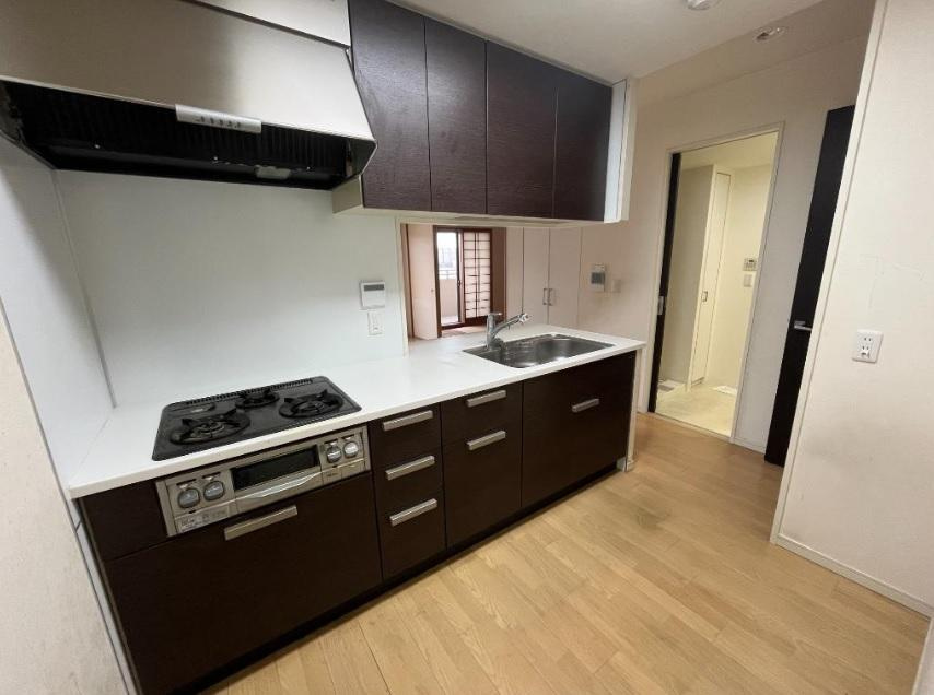 パークオアシスのキッチン|システムキッチン　3口コンロ
■物件内覧・資金計画相談・住宅ローン相談、リフォーム相談、お問合せ受付中■
※当日・翌日のご内覧、ご相談はお電話でのお問合せがスムーズです！