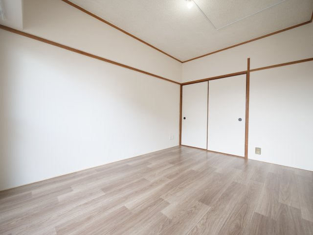 ハイデンス岡山の洋室