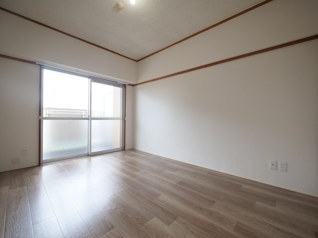 ハイデンス岡山の洋室