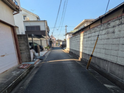 【前面道路含む現地写真】 | 北葛城郡広陵町大字的場【建築条件なし】【古家付】