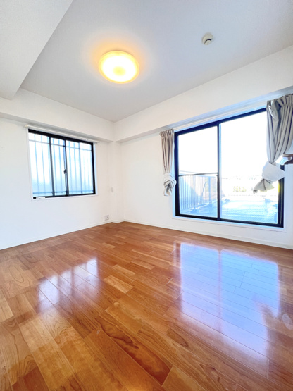 【洋室】 | アドリーム横浜鴨居 | 約5帖の洋室。
こちらもルーフバルコニーに面しています。