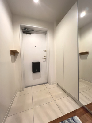 【玄関】 | アドリーム横浜鴨居 | 玄関部分です。
出勤前の身支度チェックに欠かせない姿見を玄関に備え付けました。