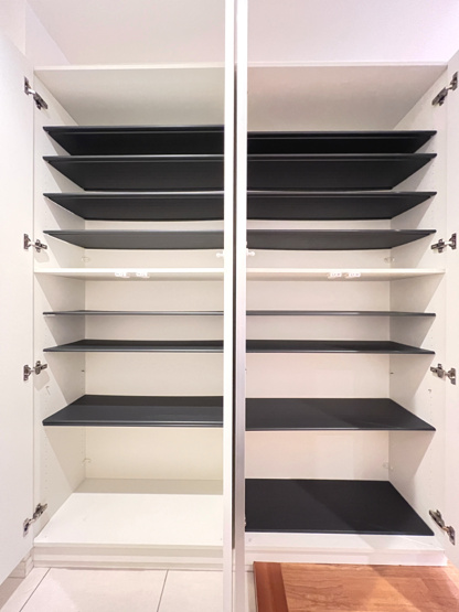 【その他】 | アドリーム横浜鴨居 | 可動式の棚で好きな高さに調節可能な、大容量シューズボックスです。