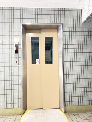 【その他共用部分】 | アドリーム横浜鴨居 | お買い物時やベビーカーの出し入れに便利なエレベーター付です。