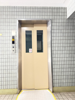 【その他共用部分】 | お買い物時やベビーカーの出し入れに便利なエレベーター付です。