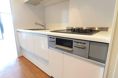 【キッチン】 | アドリーム横浜鴨居 | 3口ガスコンロのシステムキッチンです。