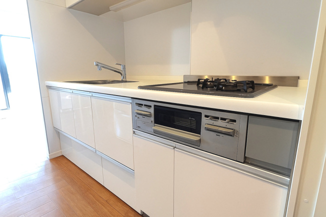 【キッチン】 | アドリーム横浜鴨居 | 3口ガスコンロのシステムキッチンです。