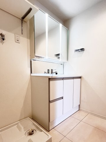 【独立洗面台】 | アドリーム横浜鴨居 | LEDが内蔵された三面鏡付洗面化粧台です。
髪のセットやお化粧もストレスなくこなせ、朝から気分良く通勤通学に向かえそうですね。