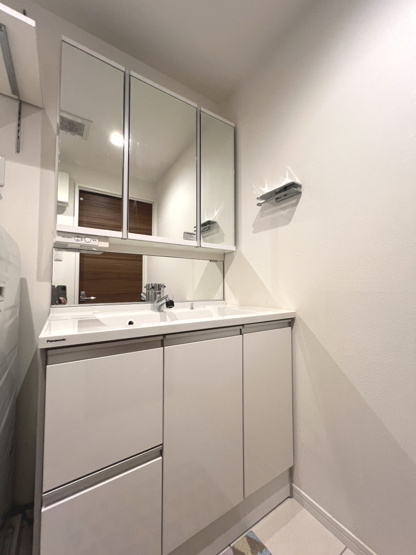 【独立洗面台】 | アドリーム横浜鴨居 | 三面鏡付洗面化粧台です。
髪のセットやお化粧もストレスなくこなせ、朝から気分良く通勤通学に向かえそうですね。
