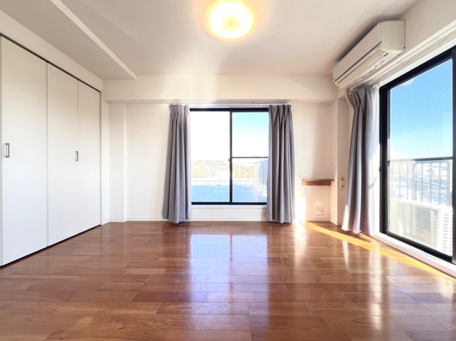 【寝室】 | アドリーム横浜鴨居 | 約6帖の洋室です。
バルコニーとルーフバルコニーに面しており、開放感・日当たり◎