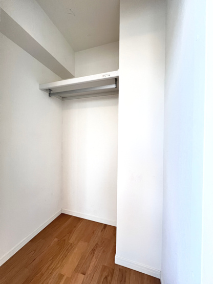 【収納】 | アドリーム横浜鴨居 | 洋室に設置されたクローゼット。