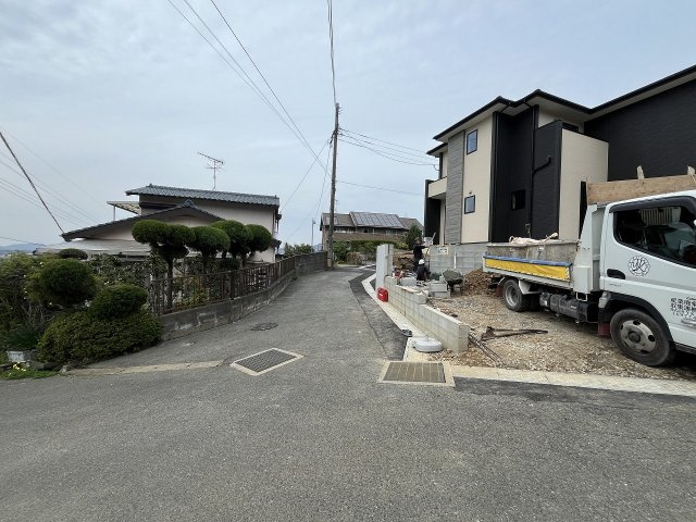 【その他】 | 糟屋郡篠栗町中央6丁目2期　2号棟（全3棟）【仲介手数料無料・0円】 | 現地写真。前面道路です。