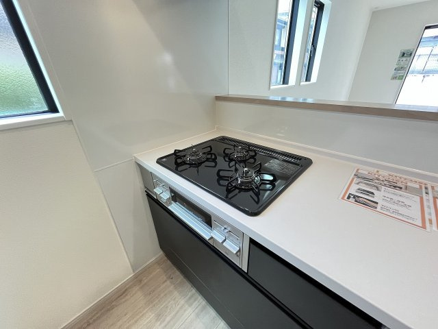 【キッチン】 | 糟屋郡篠栗町中央6丁目2期　2号棟（全3棟）【仲介手数料無料・0円】 | 施工例。施工例は完成時と異なる場合があります。