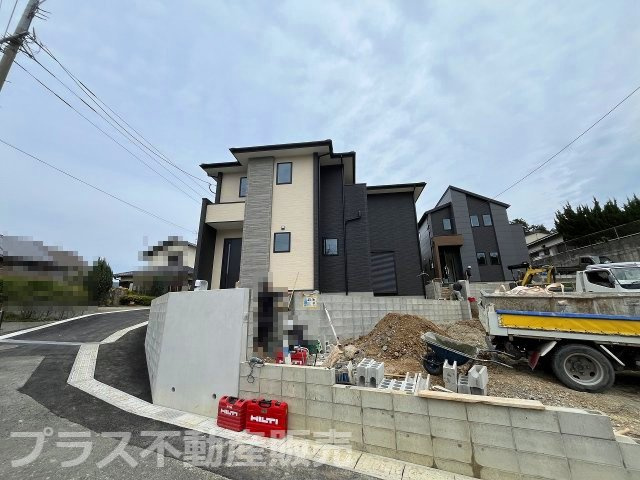 【外観】 | 糟屋郡篠栗町中央6丁目2期　2号棟（全3棟）【仲介手数料無料・0円】 | 現地写真。プラス不動産販売なら、現場の全ての棟をまとめてご見学頂けます。