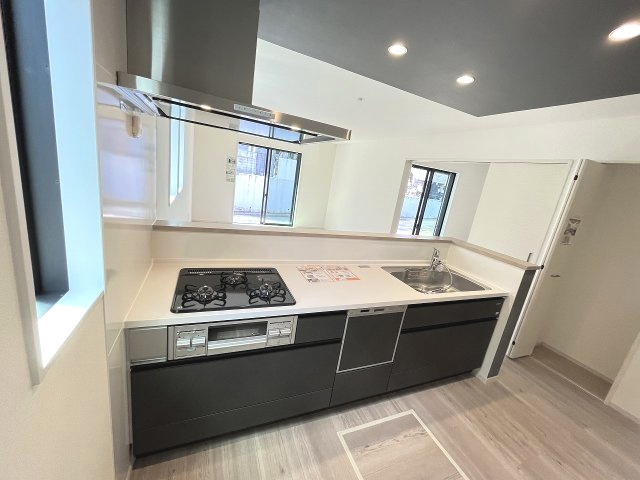 【キッチン】 | 糟屋郡篠栗町中央6丁目2期　2号棟（全3棟）【仲介手数料無料・0円】 | 施工例。施工例は完成時と異なる場合があります。