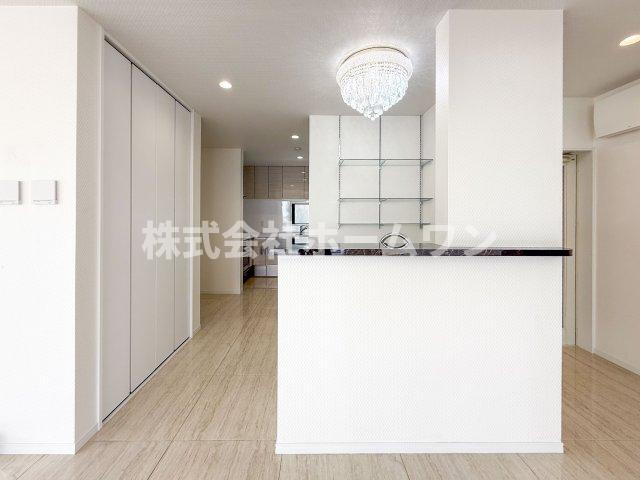 羽村市羽加美　中古戸建のキッチン|キッチンとつながるダイニングは、家族の会話が自然と生まれる心地よい空間です。