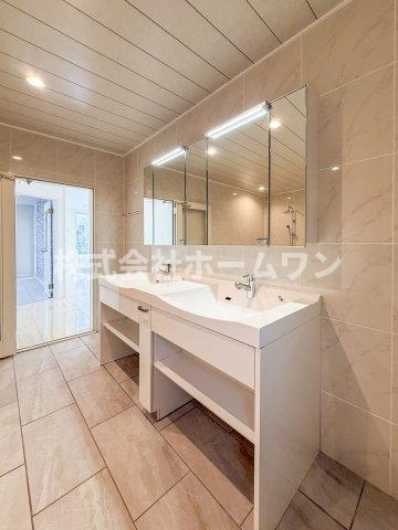 羽村市羽加美　中古戸建の独立洗面台|ゆとりのあるダブルボウル洗面台で、忙しい朝もスムーズに支度ができます。