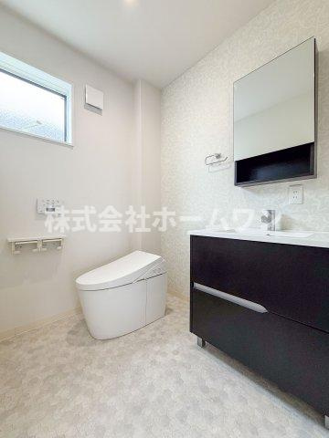 羽村市羽加美　中古戸建のトイレ|手洗いカウンター付きのトイレで、デザイン性と使い勝手を兼ね備えています。