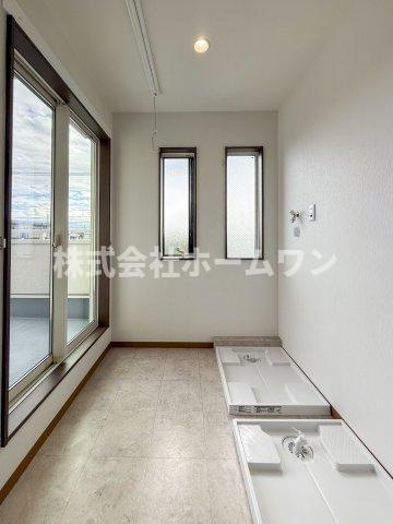 羽村市羽加美　中古戸建のその他|バルコニーに隣接したランドリールームで、洗濯動線もスムーズです。