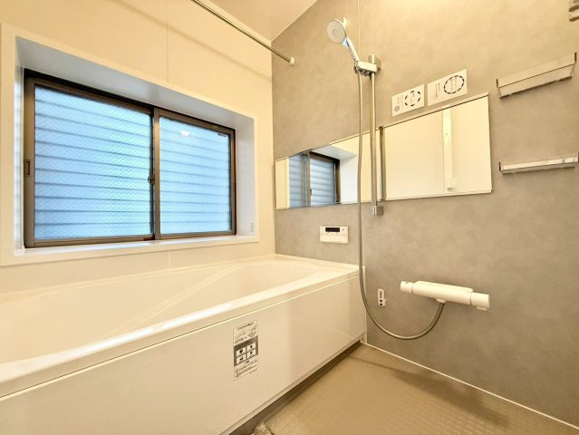 練馬区西大泉1丁目　中古戸建の浴室|浴室乾燥機付きのため、雨の日の洗濯物干しやカビの予防にも役立ちます。

現地ご見学希望・資料請求などお気軽にお問い合わせ下さい！
03-5990-5201