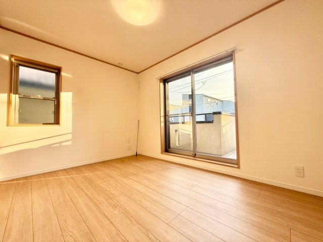 練馬区西大泉1丁目　中古戸建の洋室|大きな窓からたっぷりと陽光が注がれる明るい居室。一日の疲れを癒し、時を忘れて過ごせる空間です！

現地ご見学希望・資料請求などお気軽にお問い合わせ下さい！
03-5990-5201