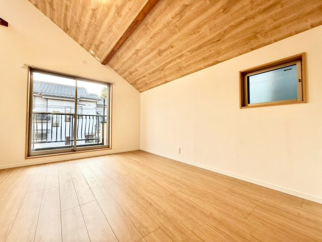 練馬区西大泉1丁目　中古戸建の洋室|勾配天井を採用しているため、より一層の開放感を感じることができます。

現地ご見学希望・資料請求などお気軽にお問い合わせ下さい！
03-5990-5201