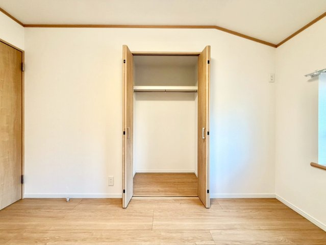 練馬区西大泉1丁目　中古戸建の収納|全居室収納完備で居住空間を快適にお過ごし頂けます。

現地ご見学希望・資料請求などお気軽にお問い合わせ下さい！
03-5990-5201