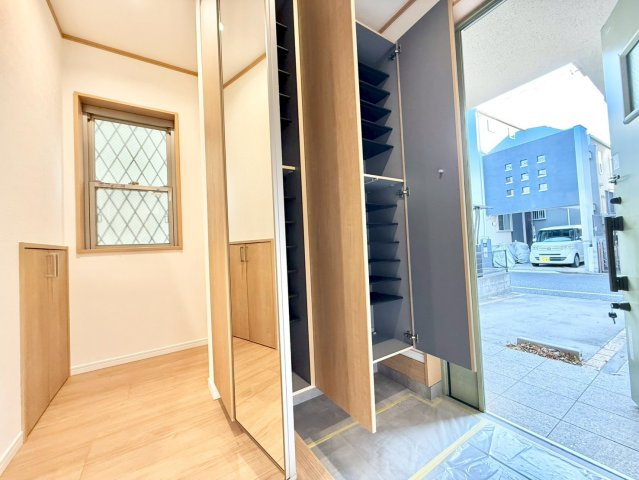 練馬区西大泉1丁目　中古戸建の玄関|お出かけ前の身だしなみチェックに役立つ鏡と収納完備の玄関です。

現地ご見学希望・資料請求などお気軽にお問い合わせ下さい！
03-5990-5201