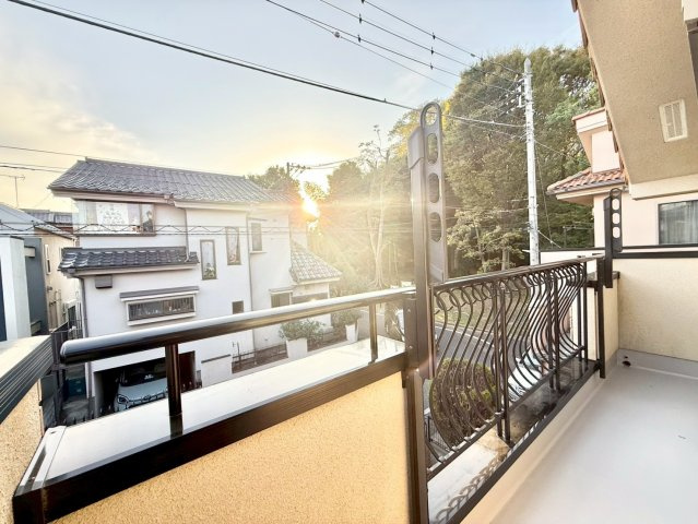 練馬区西大泉1丁目　中古戸建のバルコニー|2面バルコニーのため、お洗濯物が多いご家庭も安心です。

現地ご見学希望・資料請求などお気軽にお問い合わせ下さい！
03-5990-5201