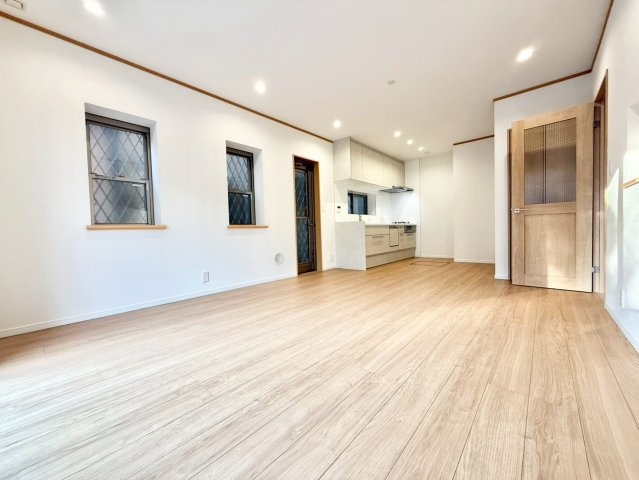 練馬区西大泉1丁目　中古戸建の居間・リビング|リビングと水廻りをワンフロアに集めた、家事動線に配慮したプランです。

現地ご見学希望・資料請求などお気軽にお問い合わせ下さい！
03-5990-5201