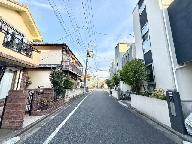 練馬区西大泉1丁目　中古戸建の前面道路含む現地写真|良好な住環境が守られてきた、第一種低層住居専用地域の住宅街です。

現地ご見学希望・資料請求などお気軽にお問い合わせ下さい！
03-5990-5201