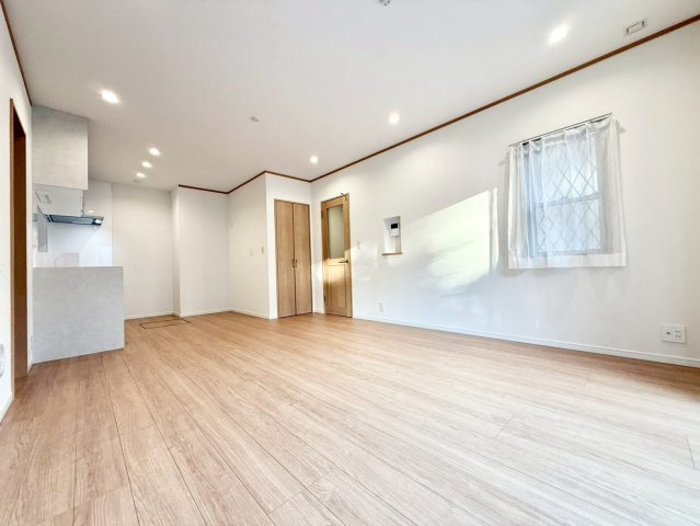 練馬区西大泉1丁目　中古戸建の居間・リビング|白と木目調を基調にした落ち着きのあるリビング。お部屋のコーディネートも楽しめます！

現地ご見学希望・資料請求などお気軽にお問い合わせ下さい！
03-5990-5201