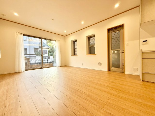 練馬区西大泉1丁目　中古戸建の居間・リビング|大きな窓からたっぷりと注ぐ陽光を浴びながら、朝食やティータイムを楽しめます。

現地ご見学希望・資料請求などお気軽にお問い合わせ下さい！
03-5990-5201