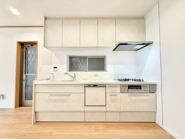 練馬区西大泉1丁目　中古戸建のキッチン|横一列にシンクとコンロをまとめたシンプルなシステムキッチン。動きやすさが魅力です！

現地ご見学希望・資料請求などお気軽にお問い合わせ下さい！
03-5990-5201