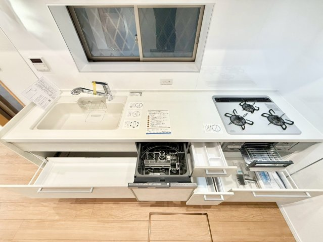 練馬区西大泉1丁目　中古戸建の設備|ビルトインタイプの食洗機付き！家事の時間と、手洗いに比べて使用水量も軽減します！

現地ご見学希望・資料請求などお気軽にお問い合わせ下さい！
03-5990-5201