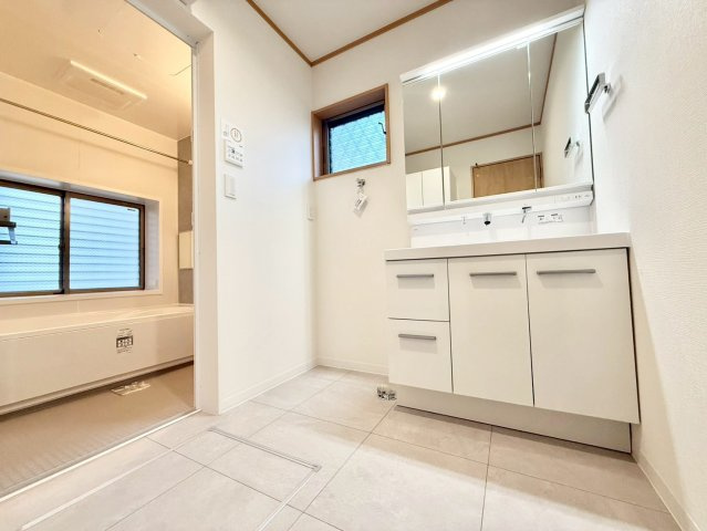 練馬区西大泉1丁目　中古戸建の独立洗面台|三面鏡の裏には収納が付いているため、スムーズに身支度が完了します！

現地ご見学希望・資料請求などお気軽にお問い合わせ下さい！
03-5990-5201