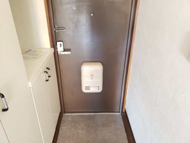 クレセントパレスの玄関