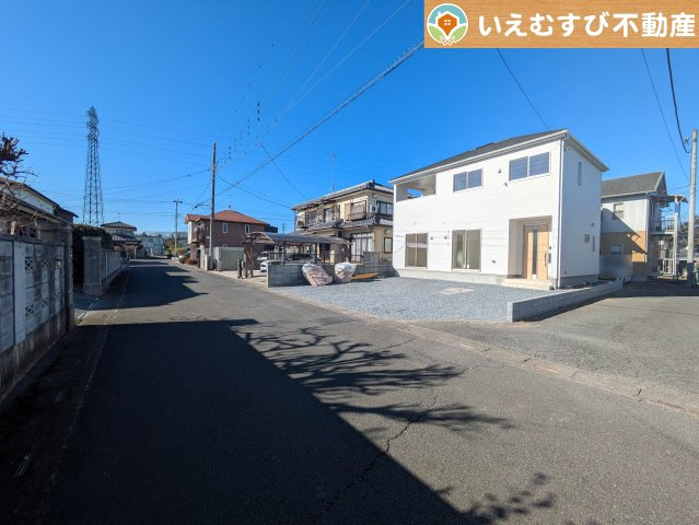 Cradle garden　熊谷市江南中央第3の前面道路含む現地写真|南東角地で開放的
ゆとりの広さの前面道路でお車の出し入れ楽々♪南西角地で日当り良好！