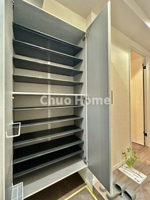 【玄関】 | ダイカンプラザ上野上野Ⅱ | 【玄関】玄関には大型のシューズクローゼットを設置しておりますのでいつでもスッキリりとした空間を保てます。玄関周りを清潔に使うのはとても大事なことですよね。