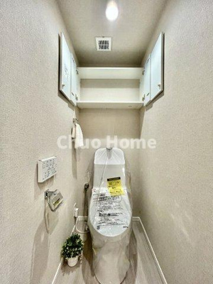 【トイレ】 | ダイカンプラザ上野上野Ⅱ | 【トイレ】 収納スペースをしっかりと確保した温水洗浄便座機能付きトイレ。温水洗浄便座は清潔にお使いいただくための大切なアイテムです。