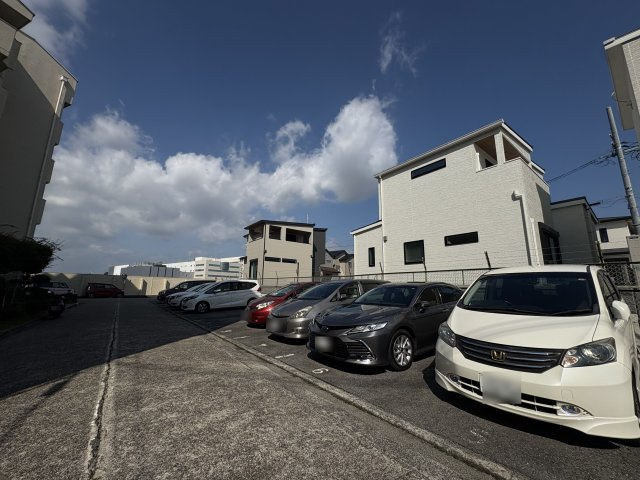 明石大窪住宅４号棟の駐車場