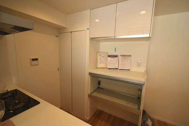 ビバリーホームズ松濤のその他|食器棚とカップボードが便利です。