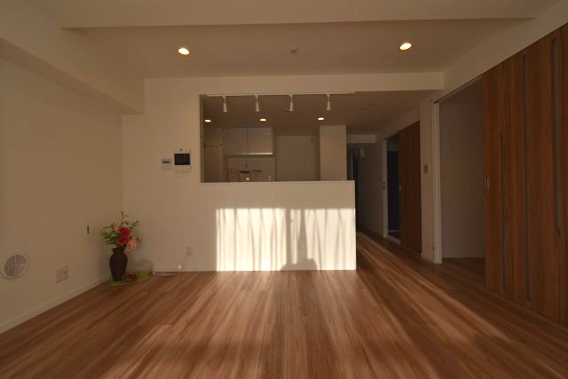 ビバリーホームズ松濤の居間・リビング|約15.3帖のLDKには床暖房が設置してあります。