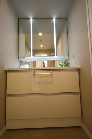 ビバリーホームズ松濤の独立洗面台|三面鏡洗面化粧台です。収納力豊富です。