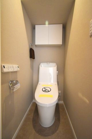 ビバリーホームズ松濤のトイレ|温水洗浄機能付トイレです。