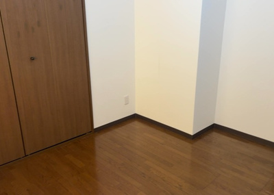 【洋室】 | プレジャーガーデン橋本 | 洋室のメリットは重い家具が置きやすく、身の回りが整理しやすいことです。 床がフローリングのため畳とは異なり凹みにくいです。 クローゼットなど収納が豊富で、普段使わない旅行カバンや服の整頓も簡単にです。