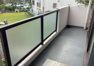 【バルコニー】 | プレジャーガーデン橋本 | バルコニーは、室外の専用スペースのうち、「屋根がなく開放された空間」であるものを指します。ベランダより広いタイプのものが多く、日当たりもよいため家庭菜園などを楽しみたい人にとって適した環境となります。