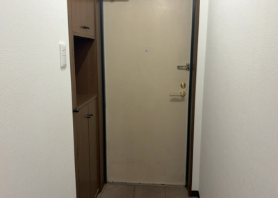 【玄関】 | プレジャーガーデン橋本 | 玄関は家の顔でもあり、家族以外の目にも止まる場所です。玄関は外との間を仕切る扉、靴などをしまっておく収納スペース、靴脱ぎのたたきスペース、来客とのやり取りをするドアホンなど複数のアイテムからなります。